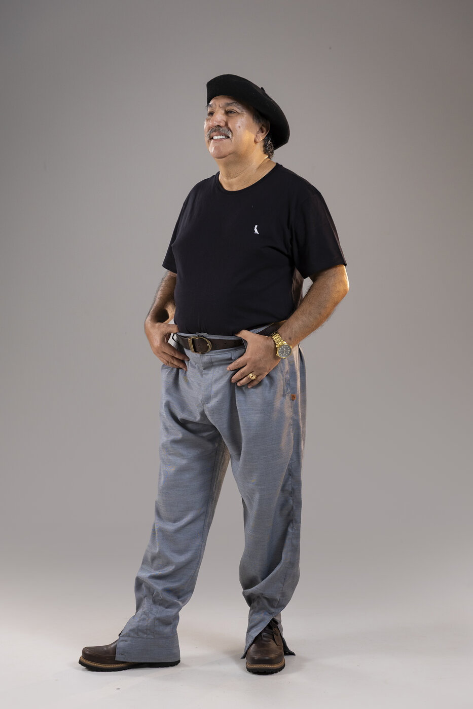 Bombacha Urbano na cor Azul Minuano, de corte reto, com camiseta preta e boina