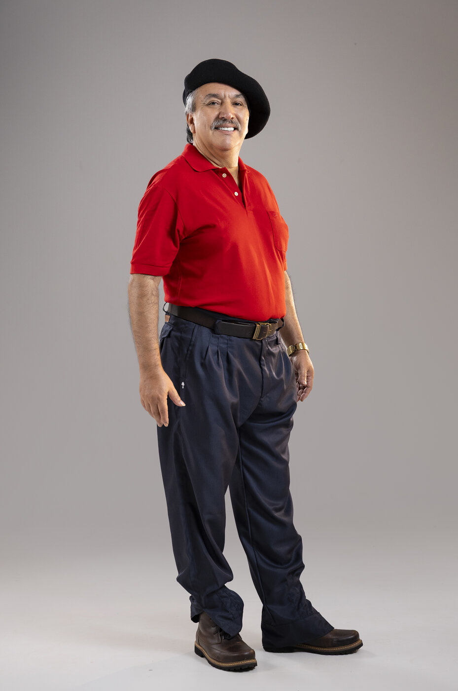 Bombacha Urbano na cor Noite Campeira, azul escuro, com boina e camisa polo vermelha